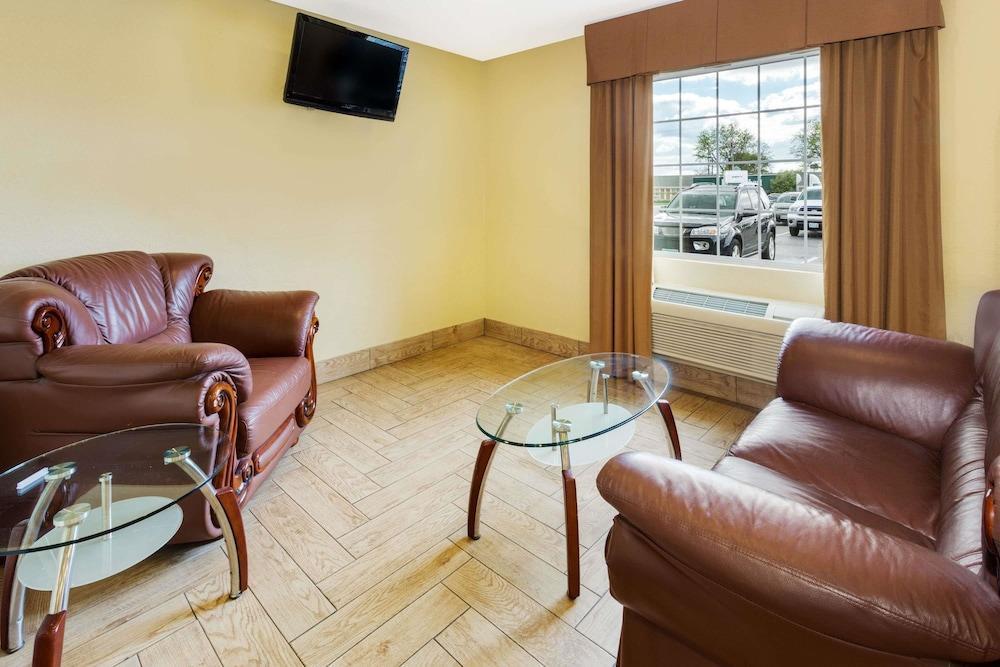Baymont By Wyndham Beloit Hotel Exterior photo