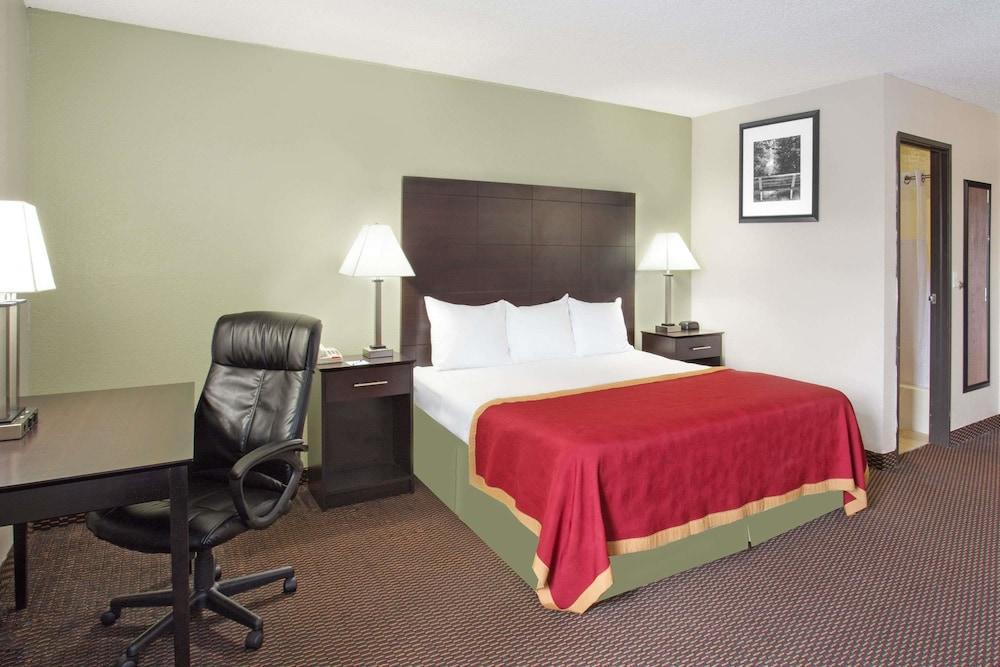 Baymont By Wyndham Beloit Hotel Exterior photo