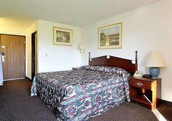 Baymont By Wyndham Beloit Hotel Exterior photo