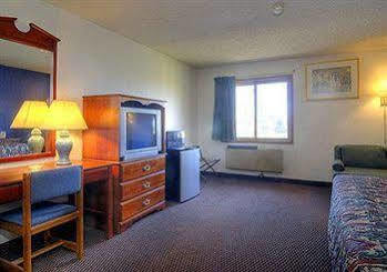 Baymont By Wyndham Beloit Hotel Exterior photo